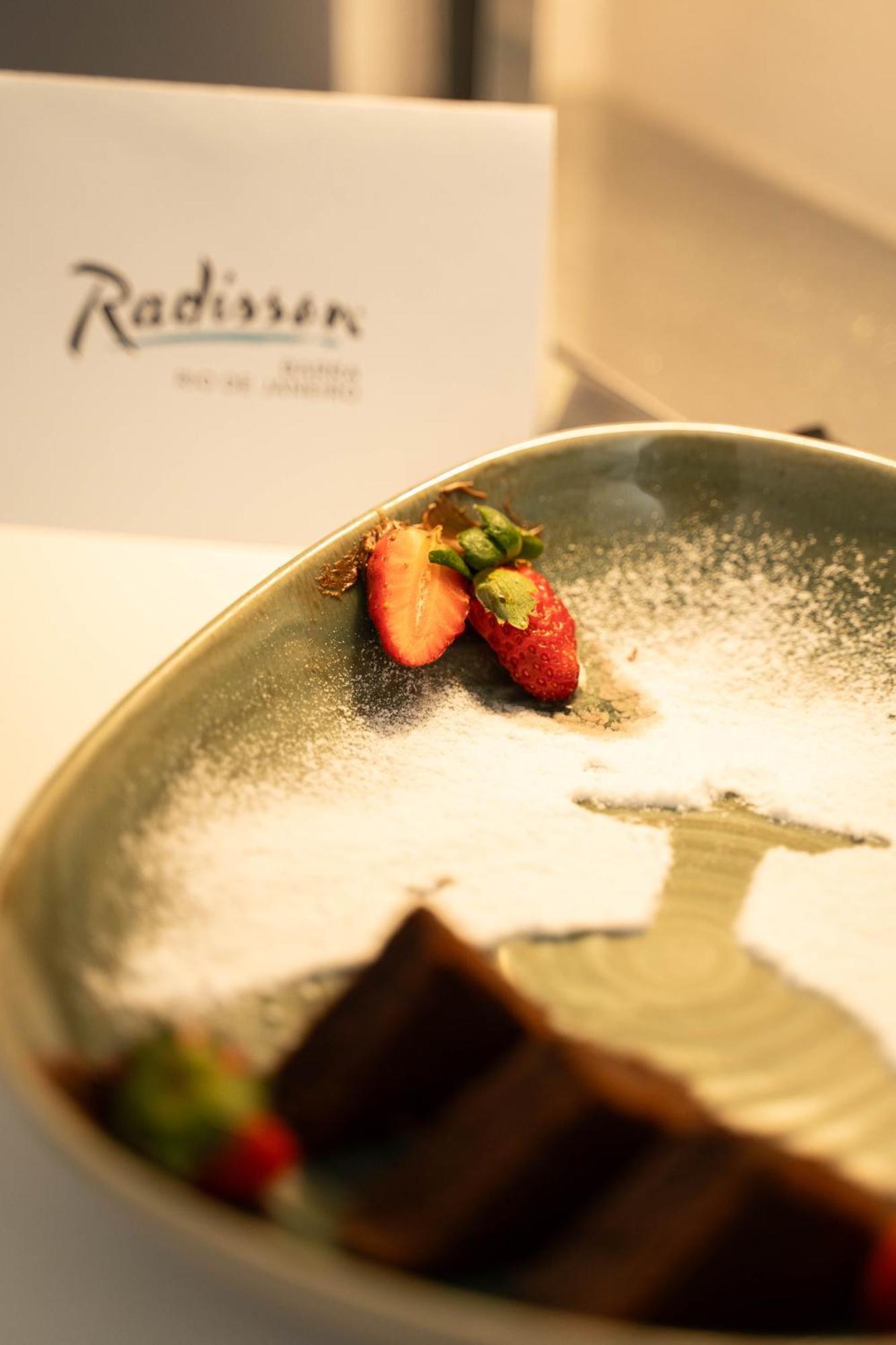 Radisson Rio De Janeiro Barra Hotel Eksteriør billede A dessert at the restaurant