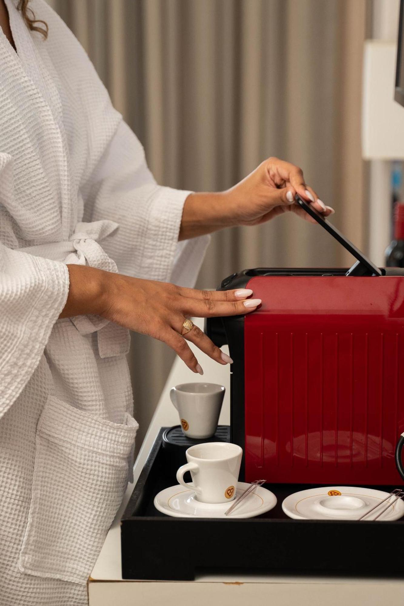 Radisson Rio De Janeiro Barra Hotel Eksteriør billede A Nespresso machine