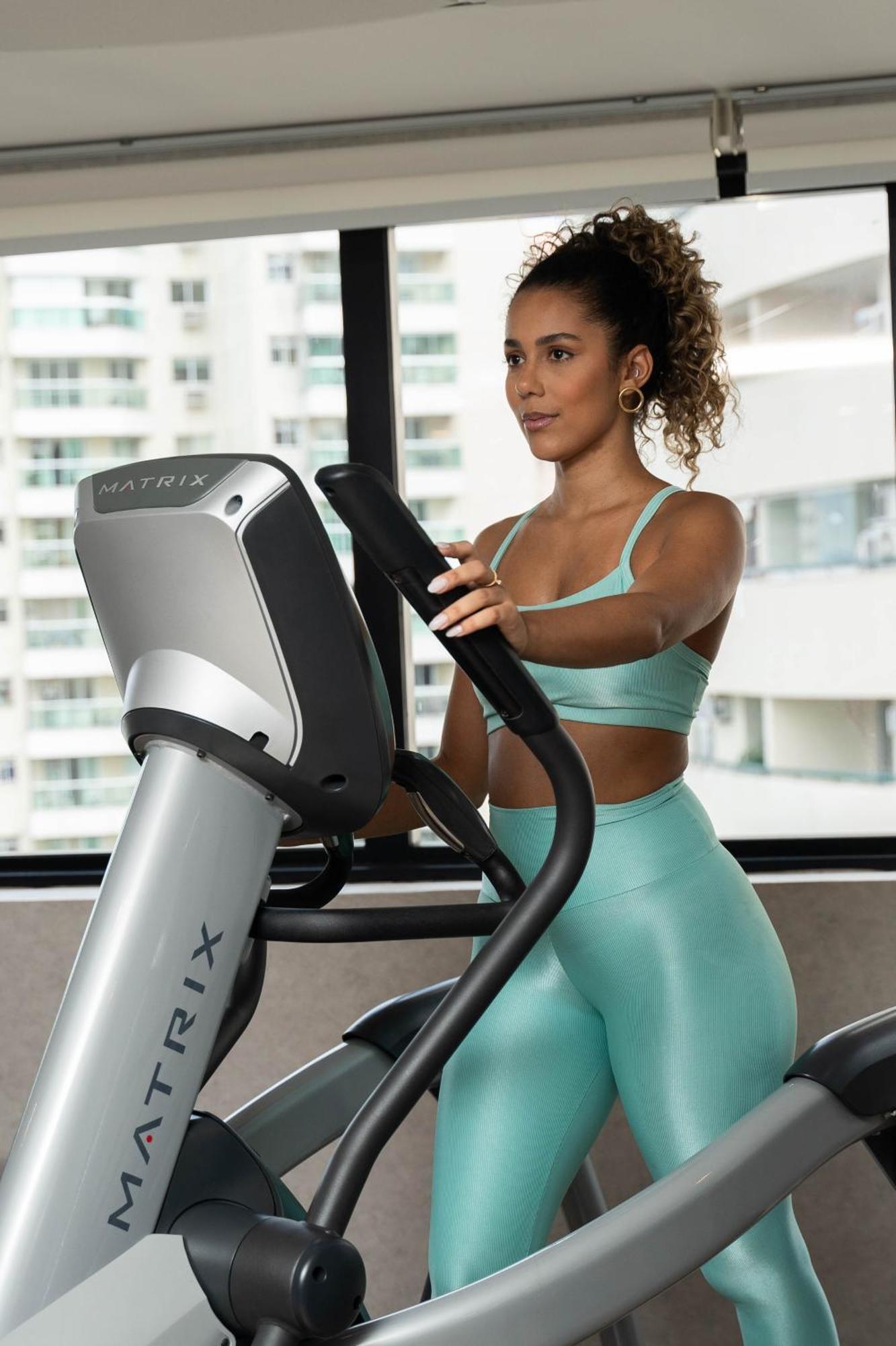 Radisson Rio De Janeiro Barra Hotel Eksteriør billede A woman using a cross trainer