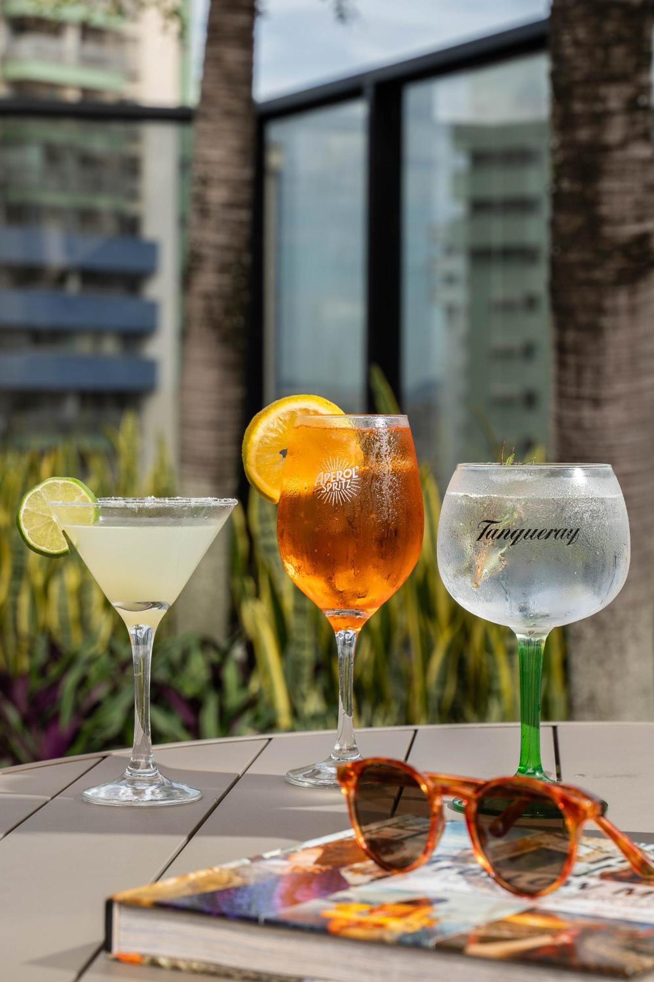 Radisson Rio De Janeiro Barra Hotel Eksteriør billede Tanqueray, a London dry gin