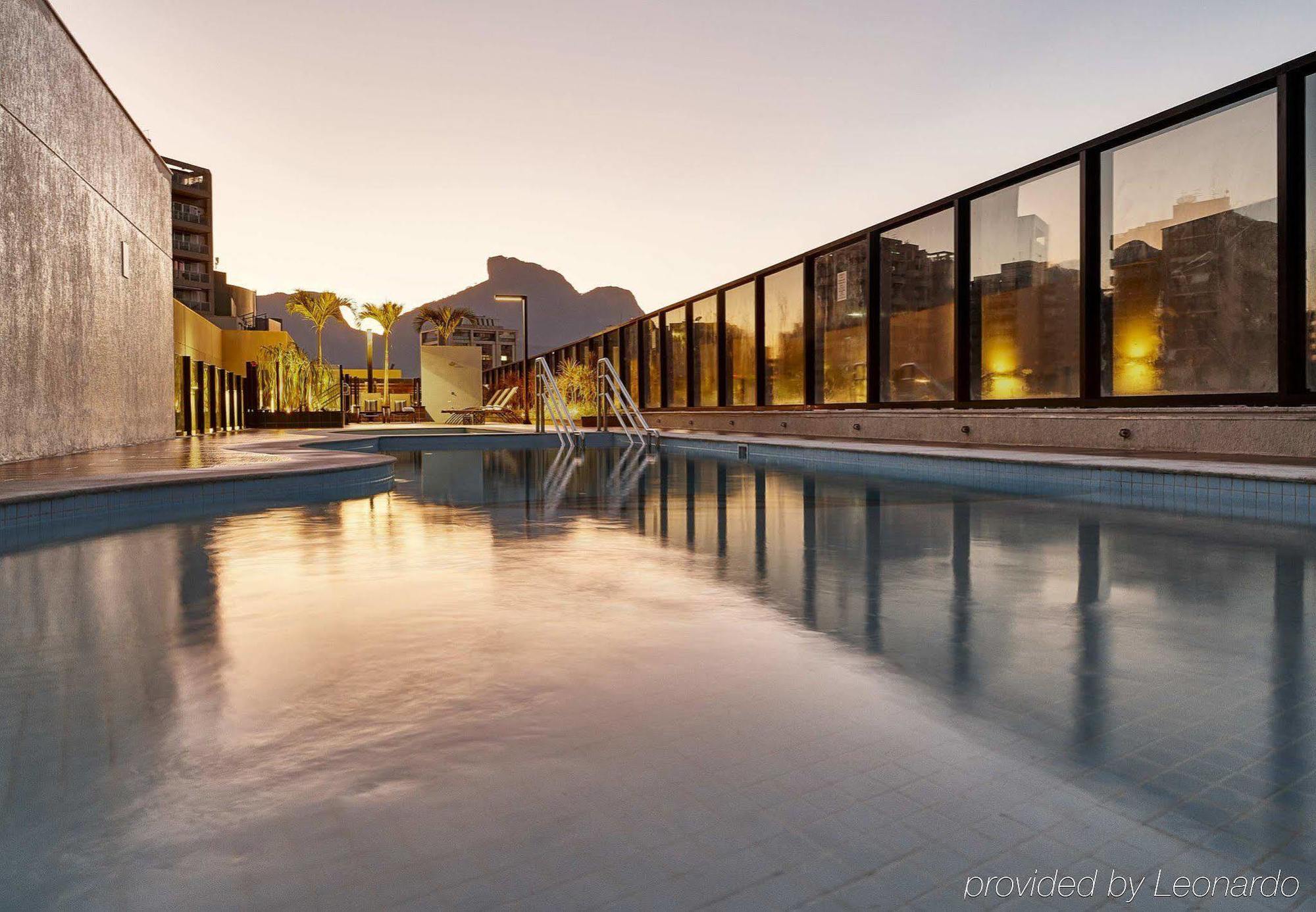 Radisson Rio De Janeiro Barra Hotel Eksteriør billede The rooftop pool at the hotel