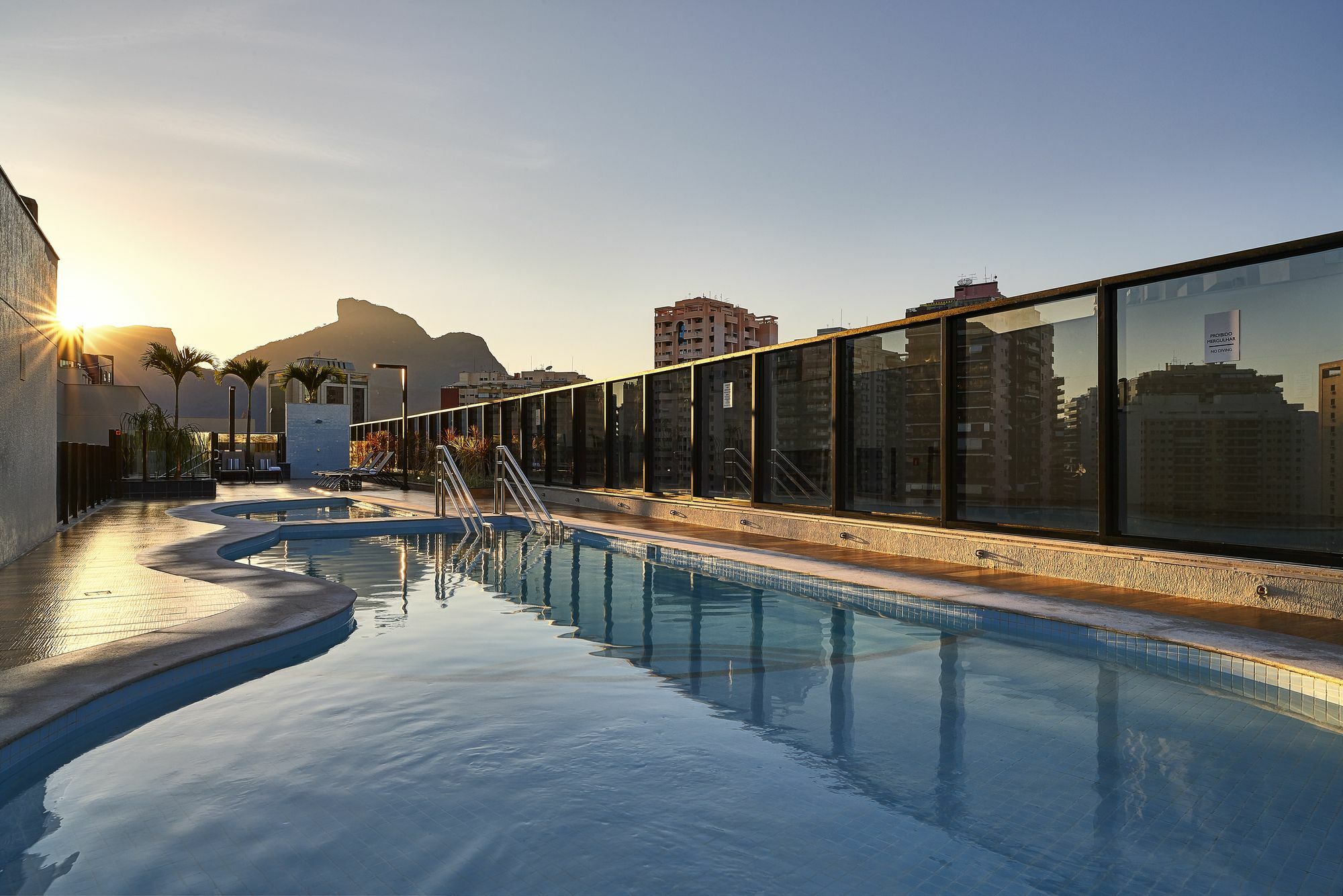Radisson Rio De Janeiro Barra Hotel Eksteriør billede The rooftop pool at the hotel